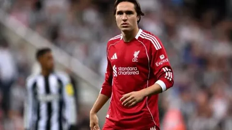 梅西激发球迷欢呼，C罗微笑鼓劲：加油！12分钟内独造两球，MVP榜单再添辉煌